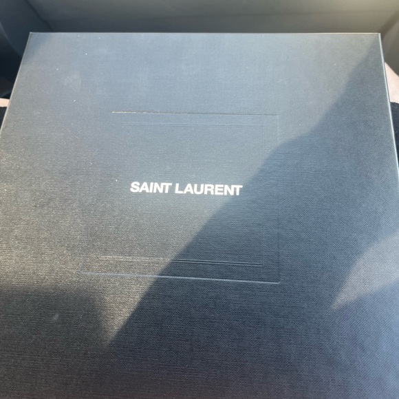 I’m selling my Ysl purse it’s medium size it’s in excellent condition - Picture 2 of 2